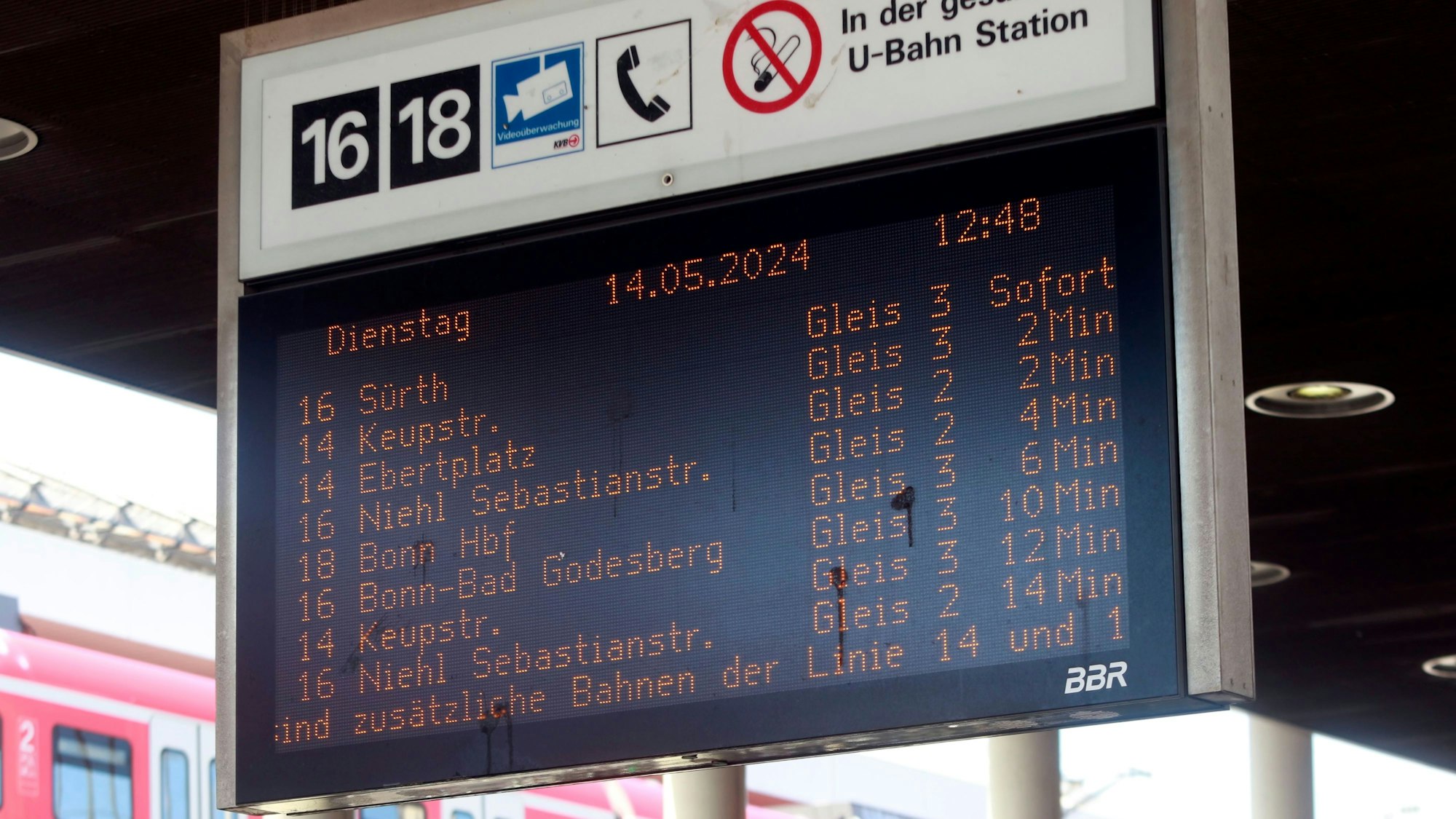 Ein Großflächenanzeiger zeigt Kölner U-Bahn-Linien und ihre Abfahrzeiten an.