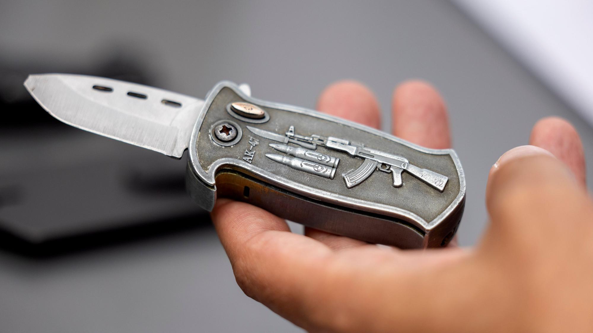 Auf dem Foto ist eine Hand zu sehen, die ein Messer hält.