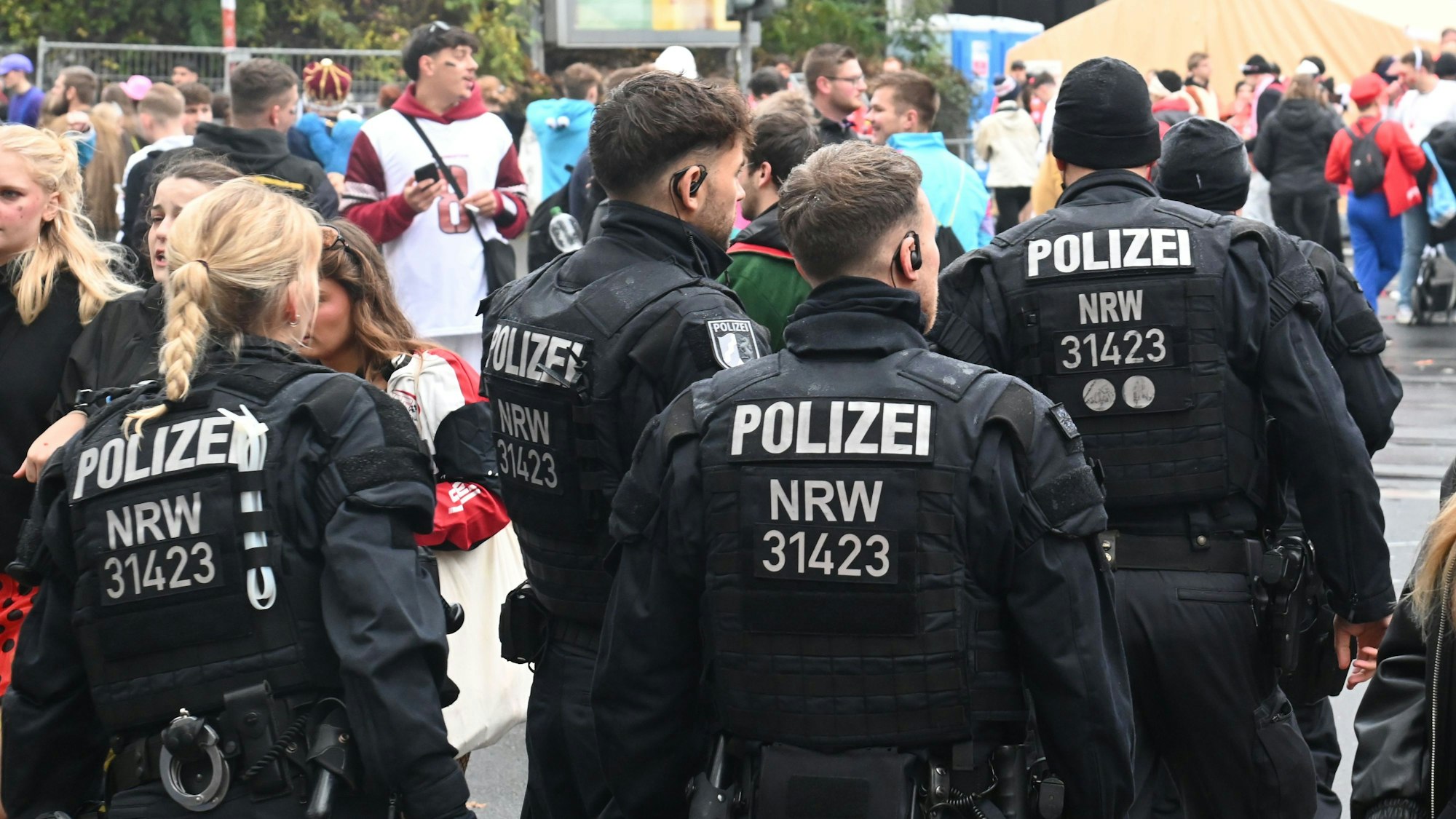 Die Polizei ist an der Zülpicher Straße mit vielen Kräften vor Ort.