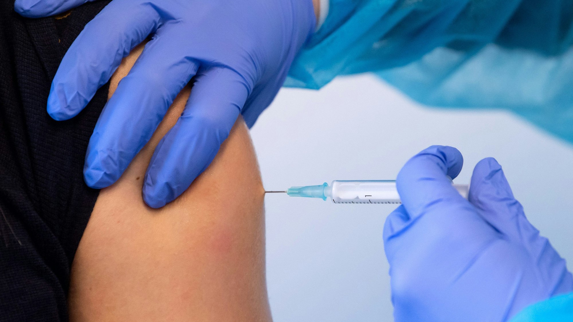 Eine Frau wird mit einem Corona-Impfstoff geimpft.