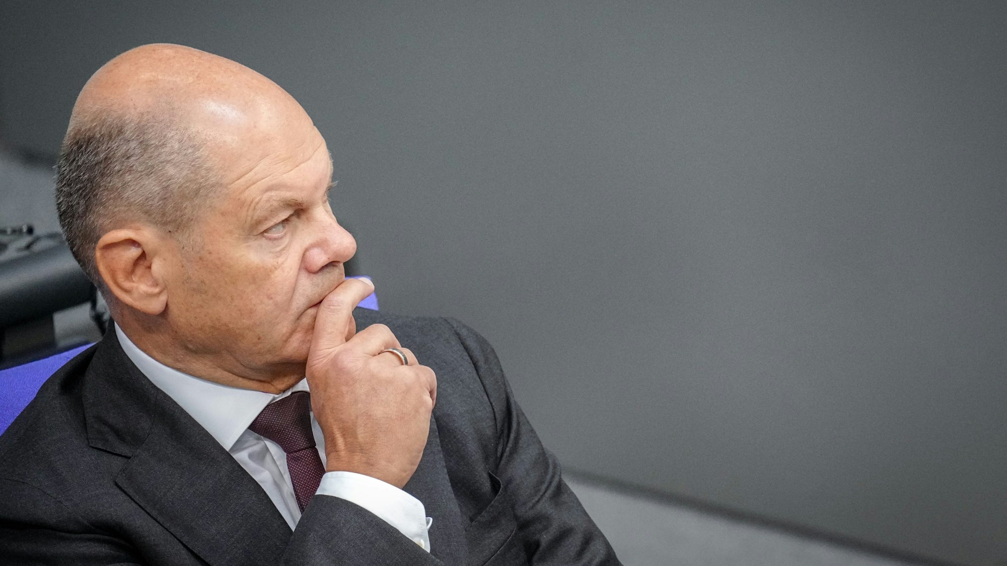 Bundeskanzler Olaf Scholz (SPD) im Bundestag. Wird er erneut Kanzlerkandidat der Sozialdemokraten? Nicht alle in der Partei sind dafür. (Archivbild)