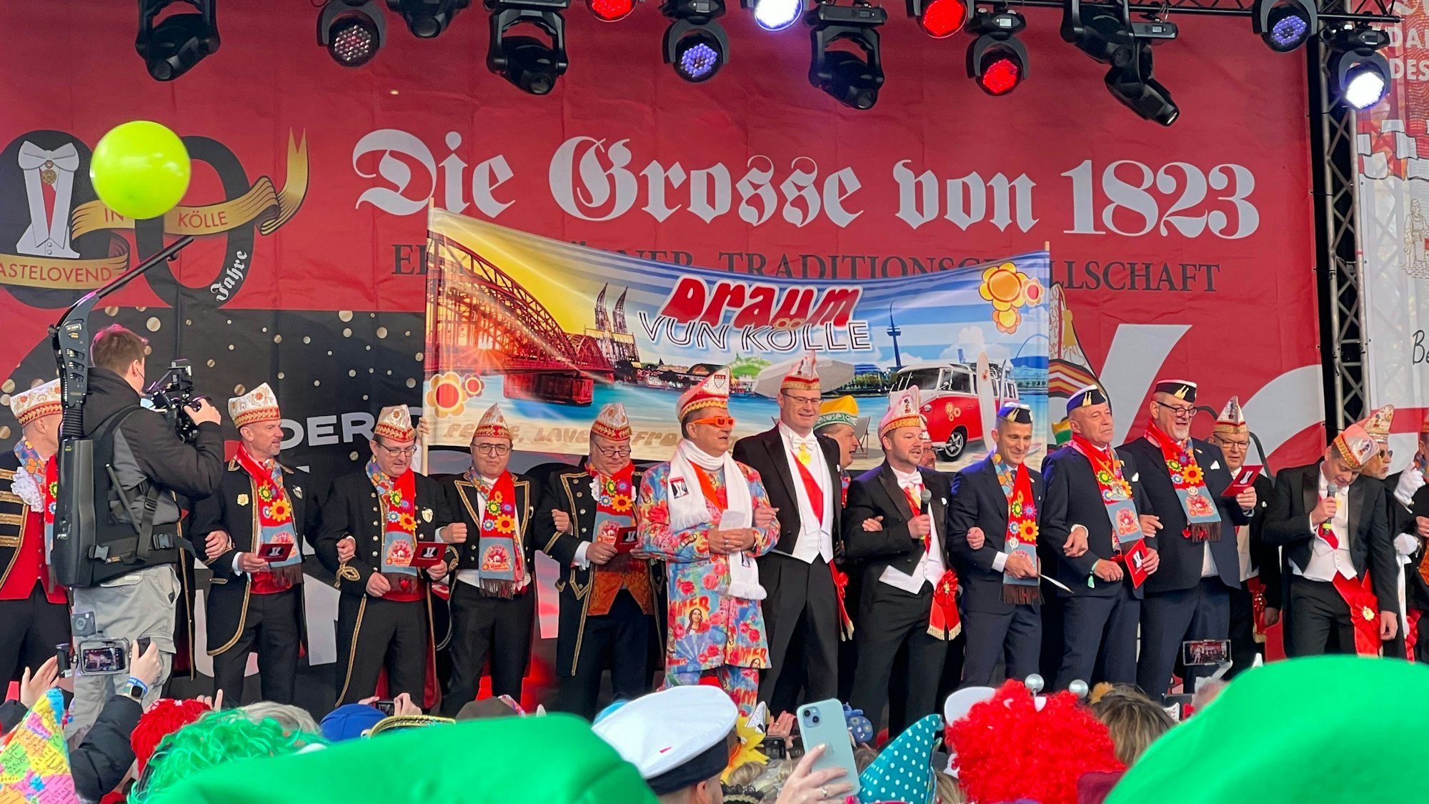 Das designierte Dreigestirn trifft im Tanzbrunnen ein.