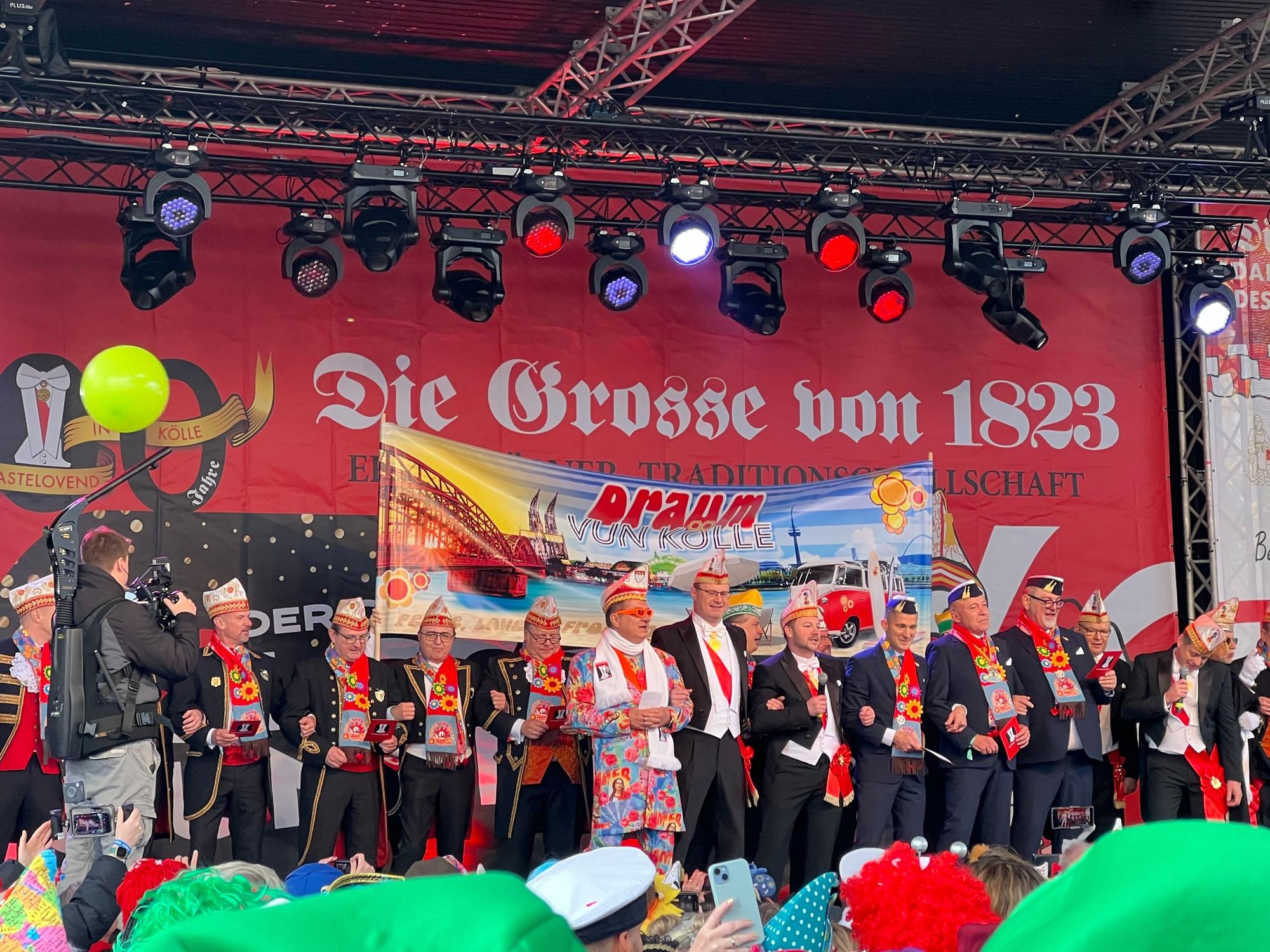 Die Karnevalsgesellschaft „Die Grosse von 1823“ überrascht das Dreigestirn mit dem Song „Draum vun Kölle“