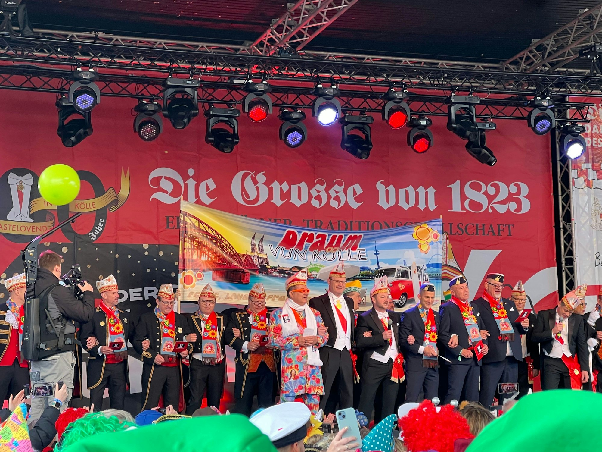 Die Karnevalsgesellschaft „Die Grosse von 1823“ überrascht das Dreigestirn mit dem Song „Draum vun Kölle“