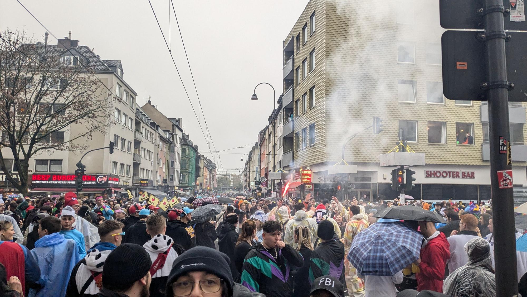 Die Zülpicher Straße war um 9.30 Uhr am Morgen noch nicht ganz so voll wie im vergangenen Jahr.