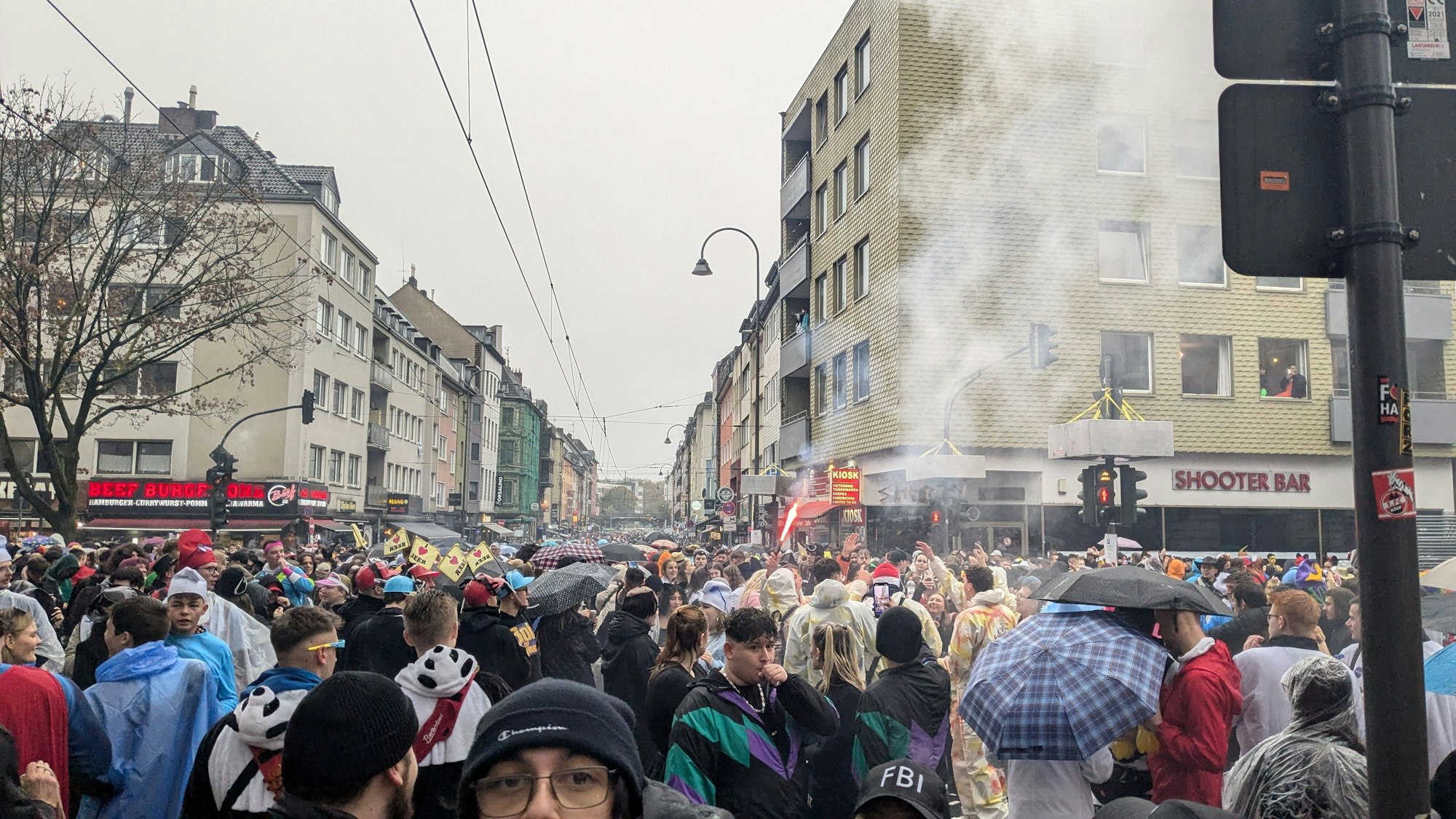 Die Zülpicher Straße war um 9.30 Uhr am Morgen noch nicht ganz so voll wie im vergangenen Jahr.