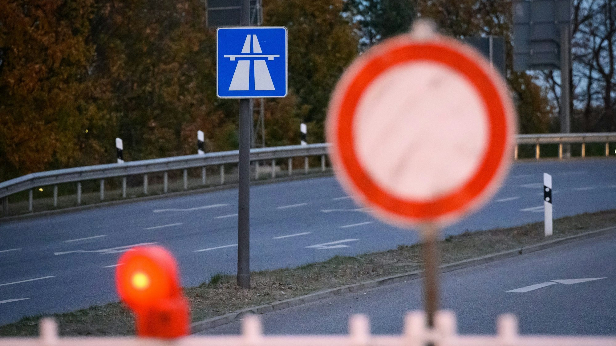 Schilder und Baken stehen während einer Sperrung an einer Autobahn-Anschlussstelle.