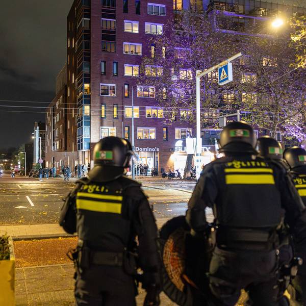 Polizisten sind auf dem Plein 40-45 in Amsterdam Nieuw-West im Einsatz. Nur vier Tage nach den heftigen Gewaltattacken gegen israelische Fußballfans hat es in Amsterdam erneut Krawalle gegeben.