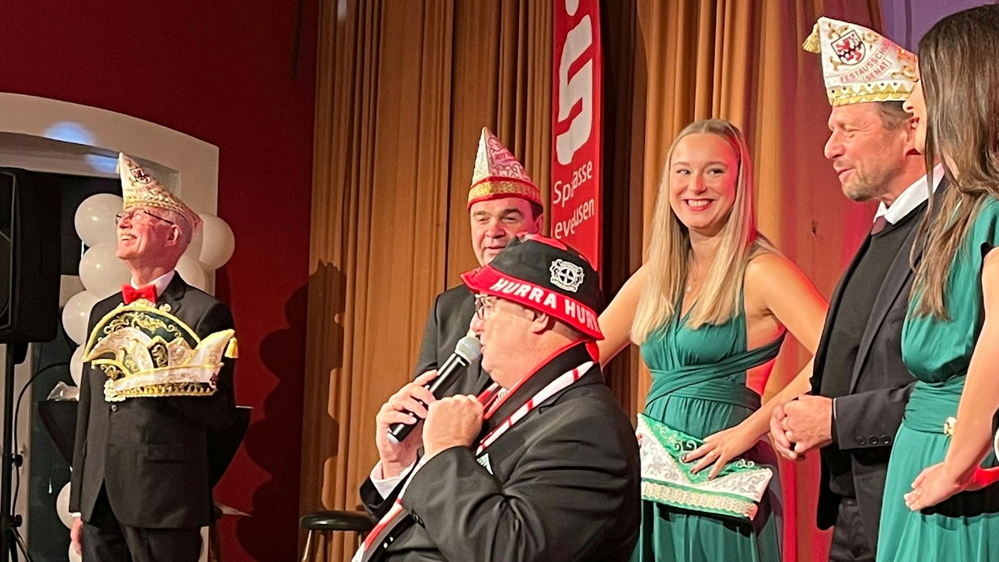 Der künftige Prinz Marci, ausstaffiert mit Bayer-04-Hut