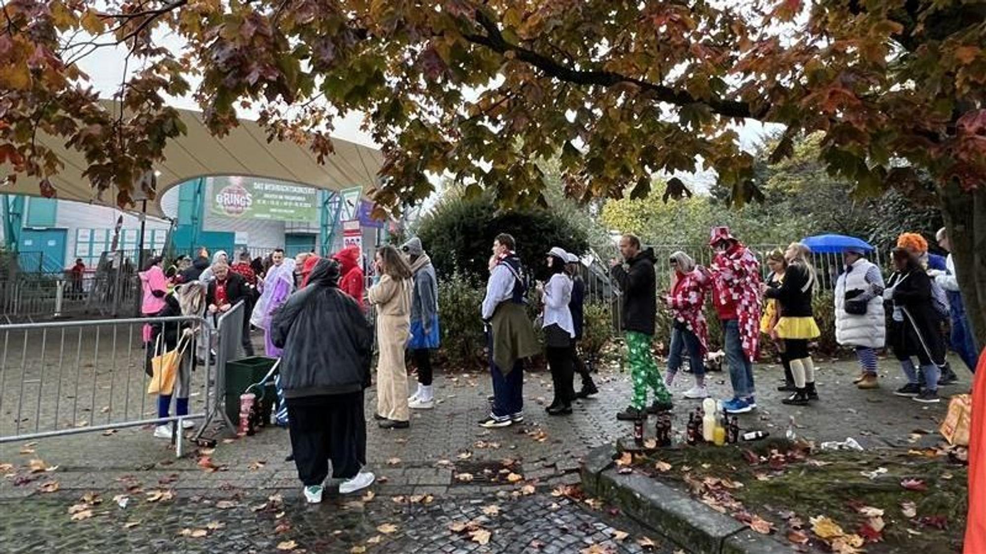 Das Wetter macht sich auch am Tanzbrunnen bemerkbar: Die Schlange vor dem Eingang ist gegen 10 Uhr nicht allzu lang.