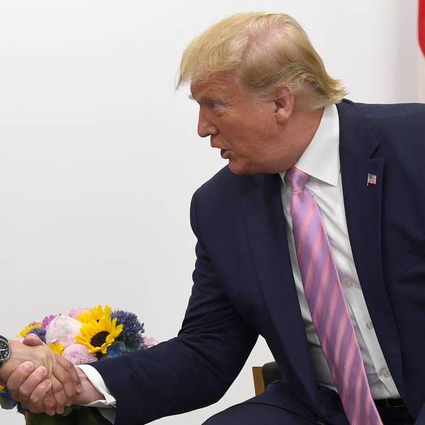 Wladimir Putin (l.), Präsident von Russland, und Donald Trump, Präsident der USA, geben sich während des G20-Gipfels in Osaka im Juni 2019 die Hand.