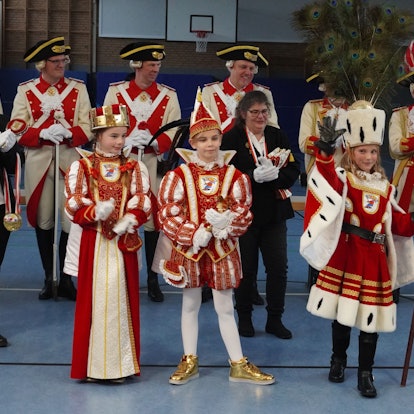 Auf dem Bild ist das neue Jugenddreigestirn in vollem Ornat zu sehen.