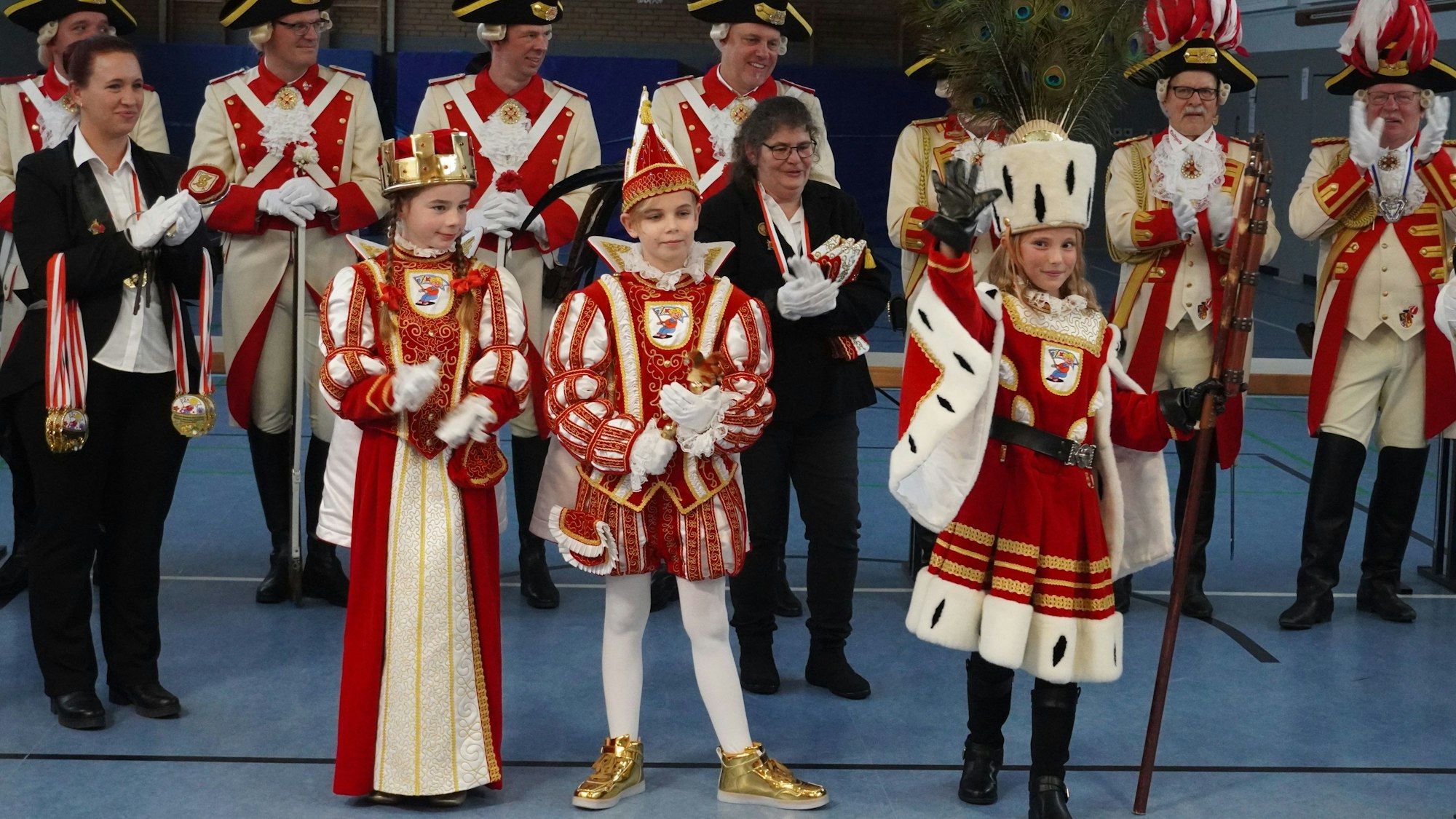 Auf dem Bild ist das neue Jugenddreigestirn in vollem Ornat zu sehen.