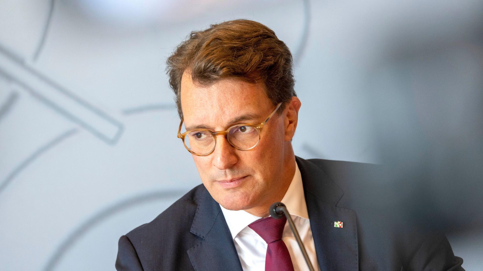 Hendrik Wüst (CDU), Ministerpräsident von Nordrhein-Westfalen, nimmt an einer Landespressekonferenz im Düsseldorfer Landtag teil.