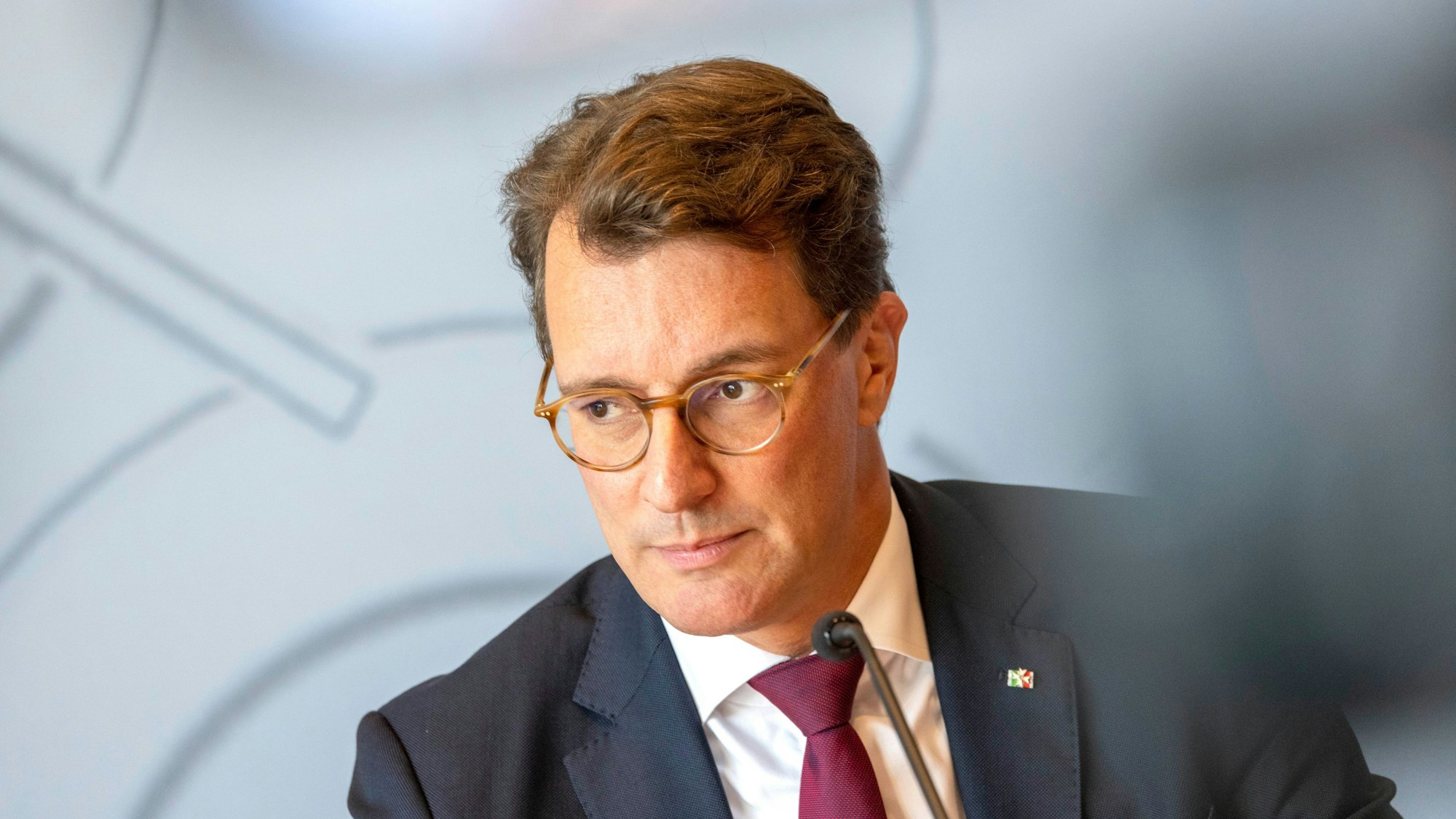 Hendrik Wüst (CDU), Ministerpräsident von Nordrhein-Westfalen, nimmt an einer Landespressekonferenz im Düsseldorfer Landtag teil.