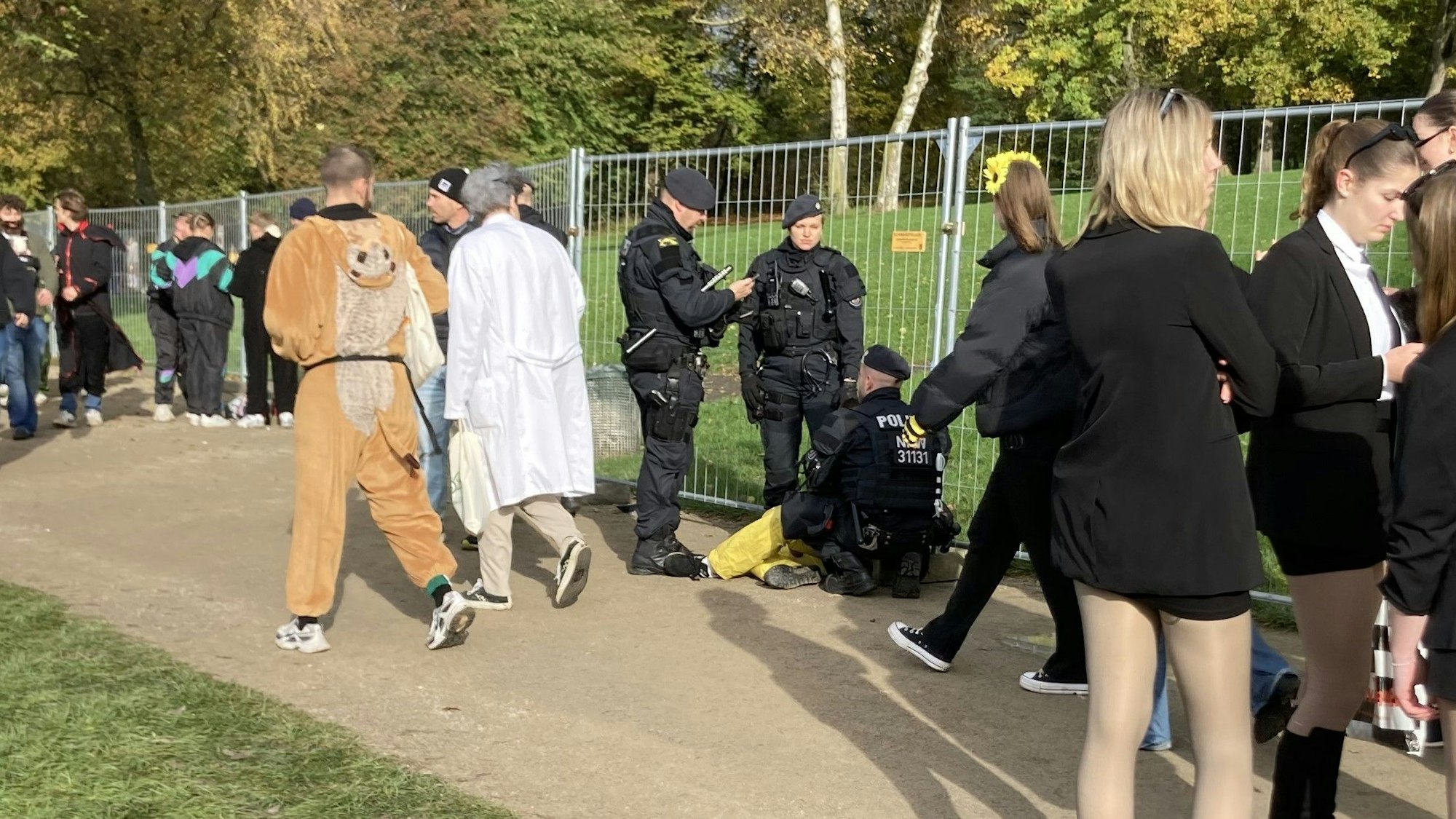 Am Aachener Weiher muss ein junger Mann von der Polizei versorgt werden.