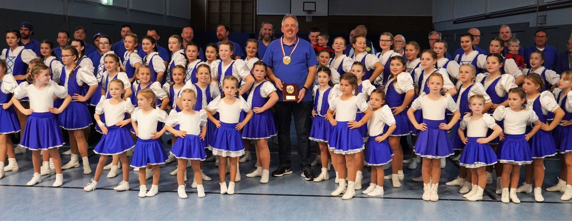 Auf dem Bild ist die Tanzgarde der Fidelen Jungen und Stefan Königs zu sehen.