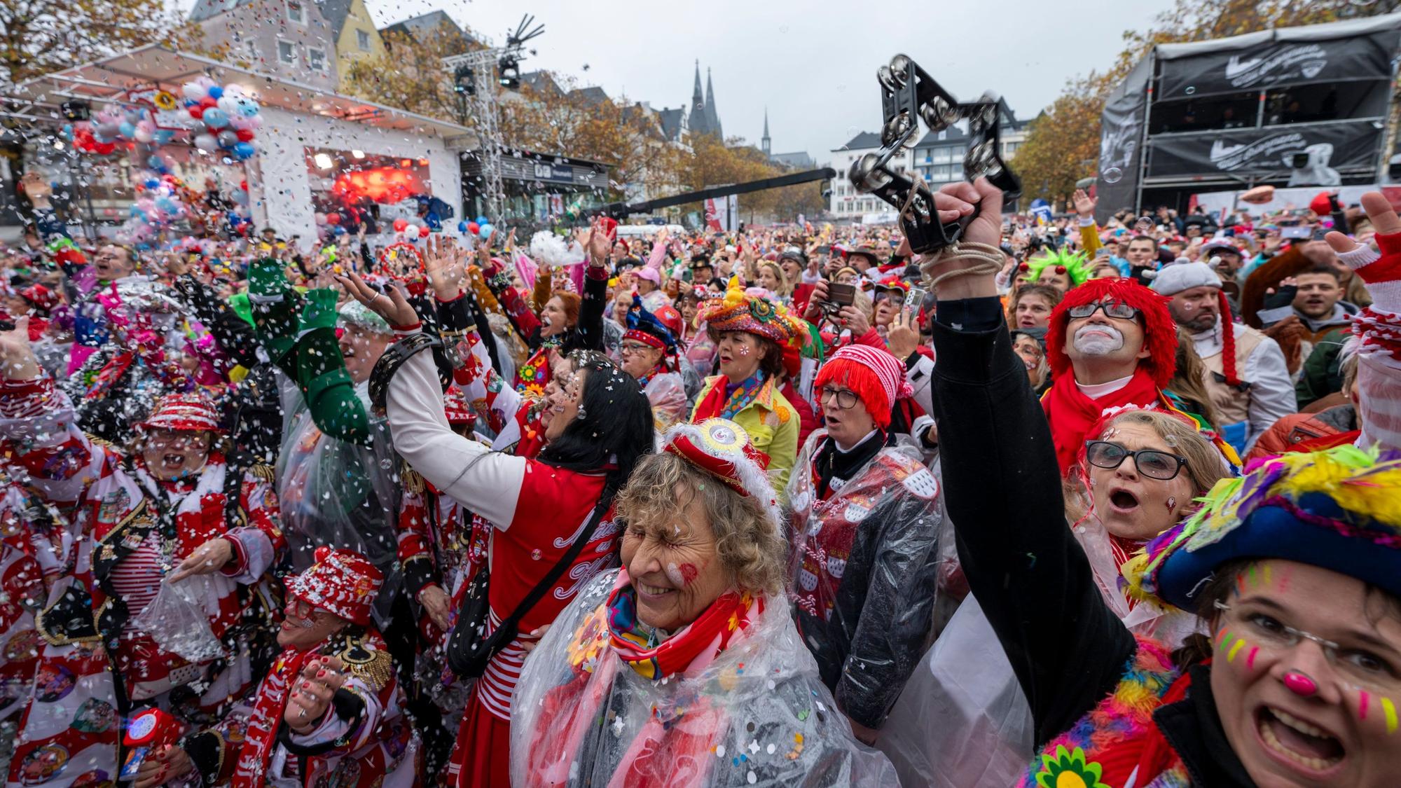 Auf dem Heumarkt feiern Jecke die Sessionseröffnung am 11.11. um 11.11 Uhr.