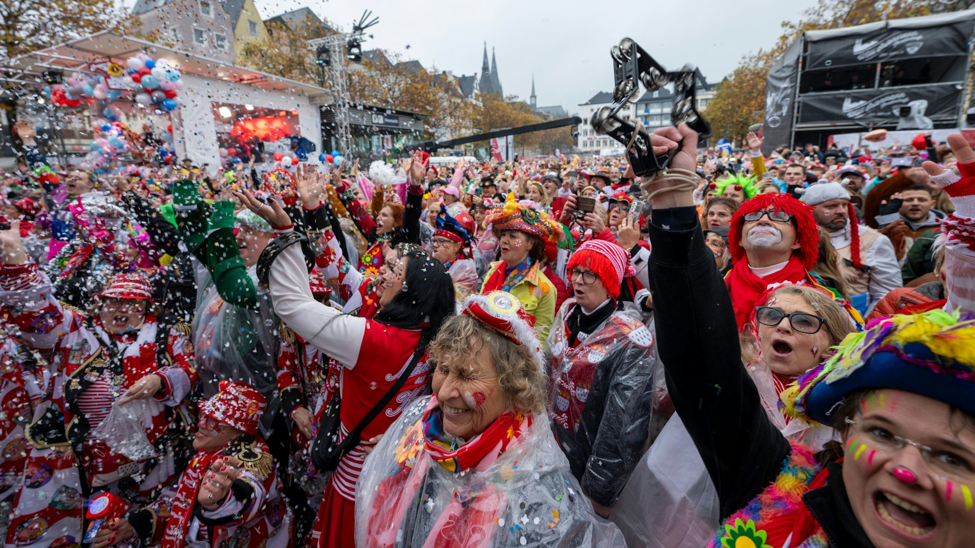Auf dem Heumarkt feiern Jecke die Sessionseröffnung am 11.11. um 11.11 Uhr.