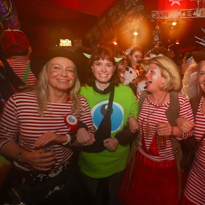 11.11.2024
Köln:
„Drink doch ene met“. - Reportage aus der Südstad. „Mein erstes Mal - Karneval“. Unsere Kollegin Charlotte Groß-Hohnacker stammt aus dem gar nicht jecken Dortmund und lässt sich erstmals auf den Kölner Kneipenkarneval ein.
Lotta
Charlotte schunkelt mit Katja, Anja und Maike
Foto: Martina Goyert