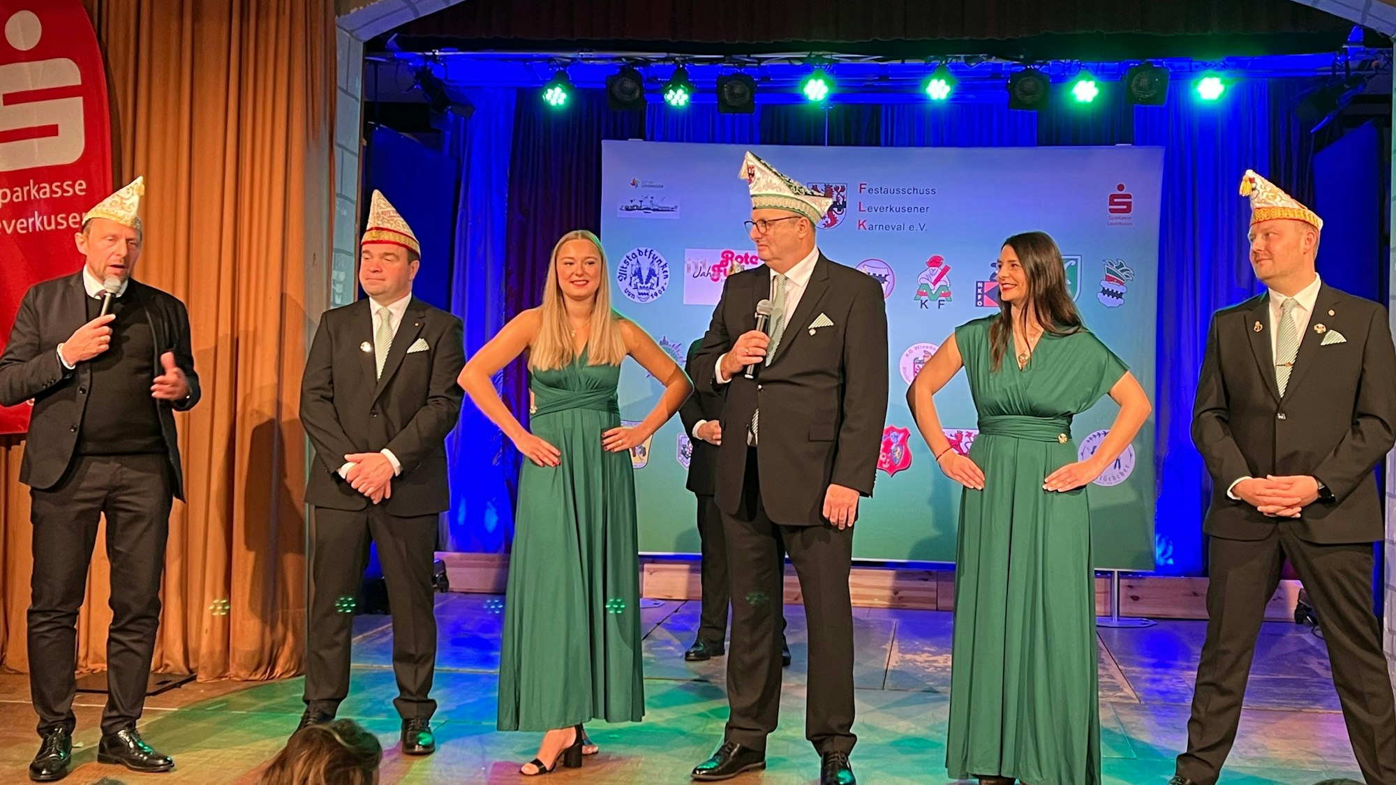 Der künftige Prinz Marco I., eingerahmt von OB Uwe Richrath, Marijo Klasic, Lena Kunz, Julia Hafermann und Nico Kunz