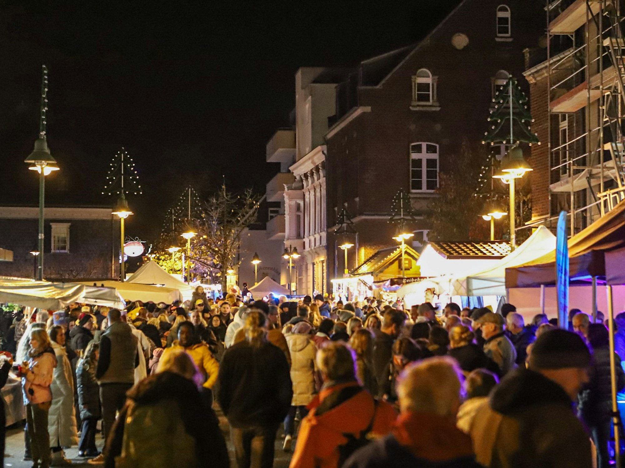 Das Martinsfeuer zog zahlreiche Besucher auf den Marktplatz.