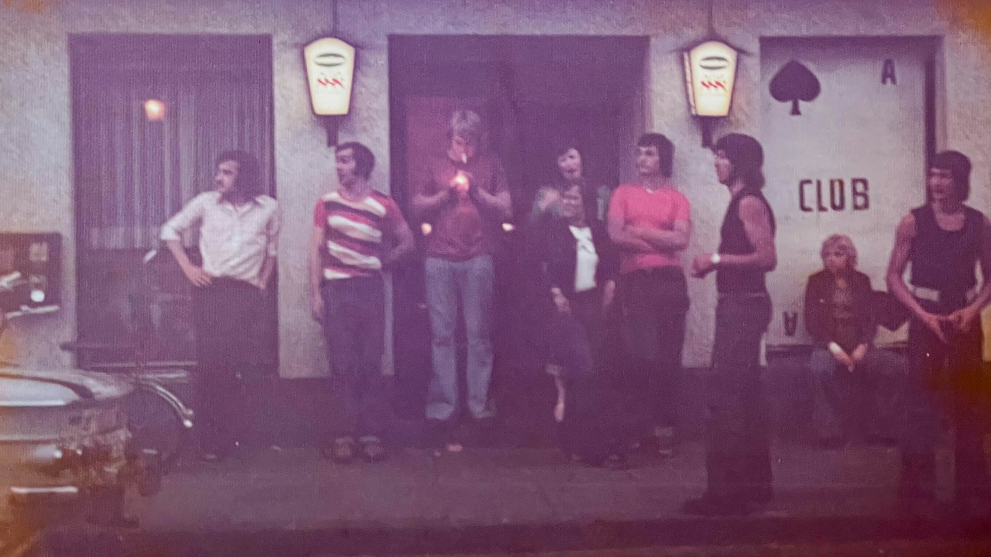 Das Bild zeigt einige Gäste vor dem Pik-As.