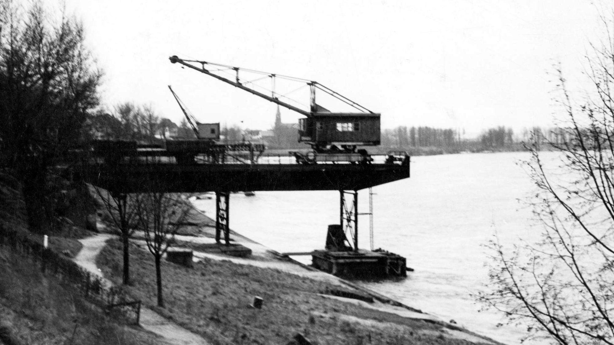 Entladekräne am Rhein waren bis in die 1970er Jahre zu sehen. Rohstoffe fürs Glas und Kohle für den Schmelzprozess wurden hier vom Schiff auf Eisenbahnbahnwaggons geladen und zu den Glaswerken transportiert.