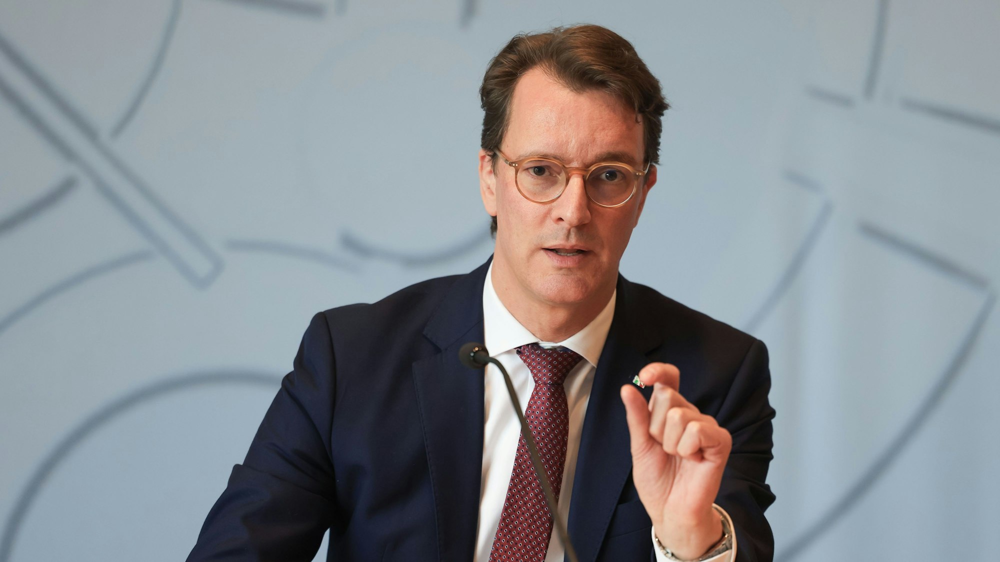Hendrik Wüst (CDU), Ministerpräsident von Nordrhein-Westfalen spricht auf einer Pressekonferenz zur Neuwahl des Bundestags und verbliebenen Gesetzesprojekten der Ampel.