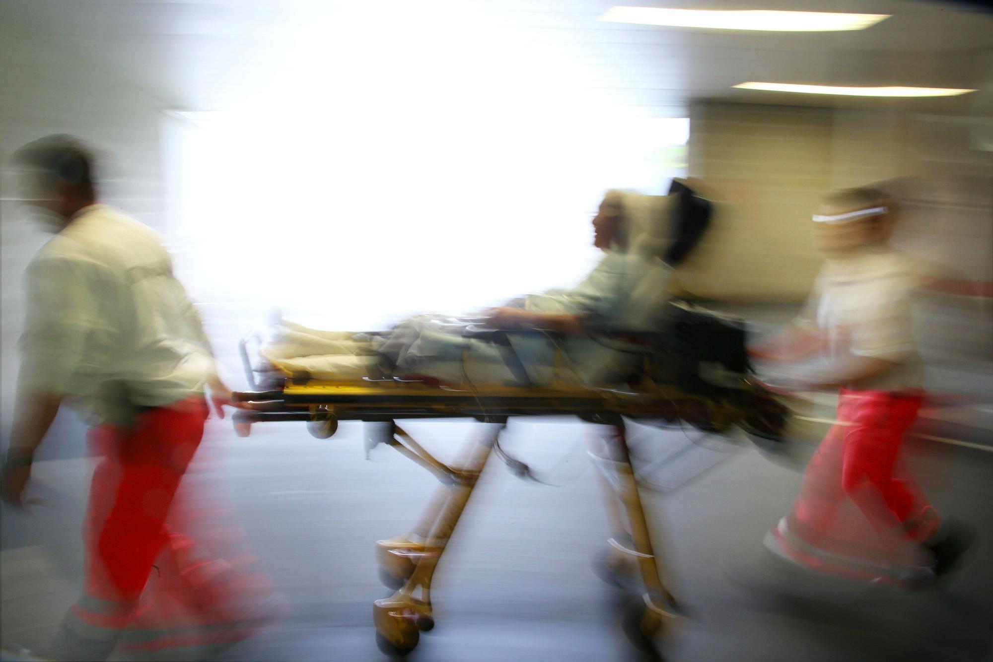 Rettungsassistenten liefern einen Schlaganfallpatienten ins Krankenhaus ein.