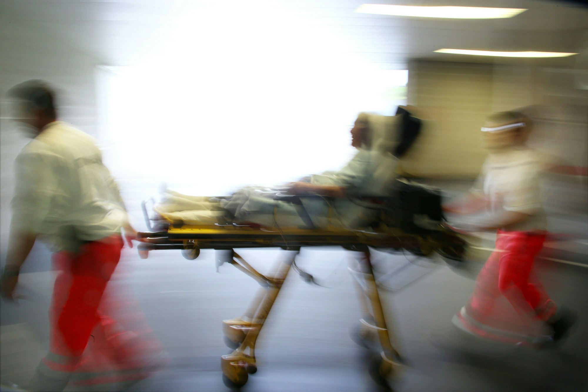 Rettungsassistenten liefern einen Schlaganfallpatienten ins Krankenhaus ein.