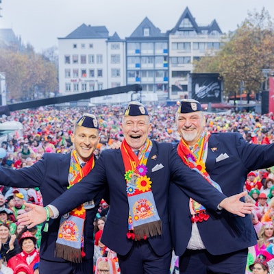 dpatopbilder - 11.11.2024, Nordrhein-Westfalen, Köln: Prinz René I. (M, René Klöver), Bauer Michael (Michael Samm) und Jungfrau Marlis (l, Hendrik Ermen) stehen beim Auftakt der Karnevalssession auf dem Heumarkt auf der Bühne. Der Karneval 2025 wird queer: Die ·StattGarde Colonia Ahoj· stellt das Kölner Dreigestirn. In Köln wird die fünfte Jahreszeit erstmals von einem queeren Karnevalsverein angeführt. Foto: Rolf Vennenbernd/dpa +++ dpa-Bildfunk +++