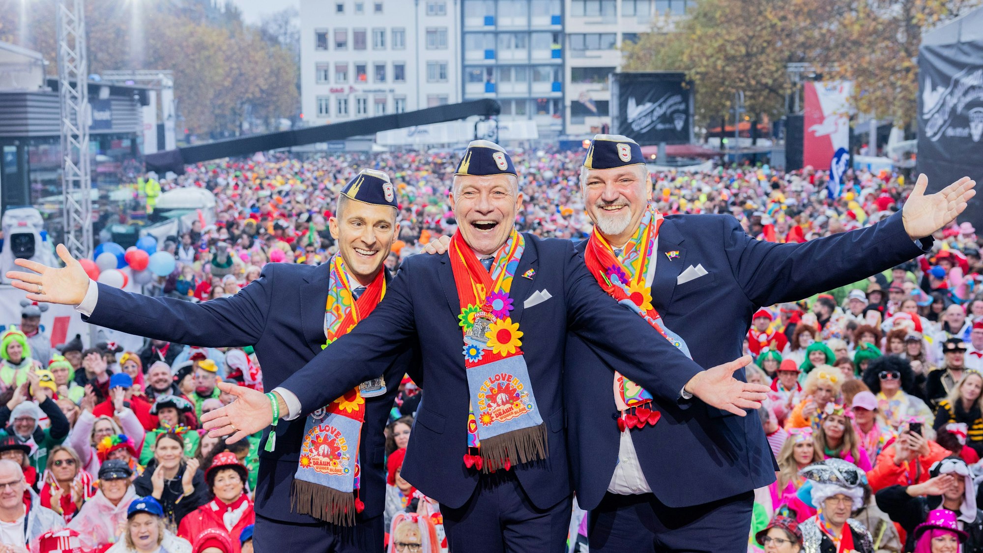 dpatopbilder - 11.11.2024, Nordrhein-Westfalen, Köln: Prinz René I. (M, René Klöver), Bauer Michael (Michael Samm) und Jungfrau Marlis (l, Hendrik Ermen) stehen beim Auftakt der Karnevalssession auf dem Heumarkt auf der Bühne. Der Karneval 2025 wird queer: Die ·StattGarde Colonia Ahoj· stellt das Kölner Dreigestirn. In Köln wird die fünfte Jahreszeit erstmals von einem queeren Karnevalsverein angeführt. Foto: Rolf Vennenbernd/dpa +++ dpa-Bildfunk +++