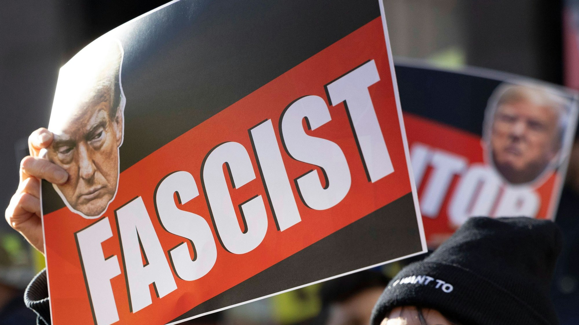 Demonstranten protestierten im Oktober in New York gegen Donald Trump – und bezeichnete den nun gewählten künftigen US-Präsidenten als Faschisten. (Archivbild)