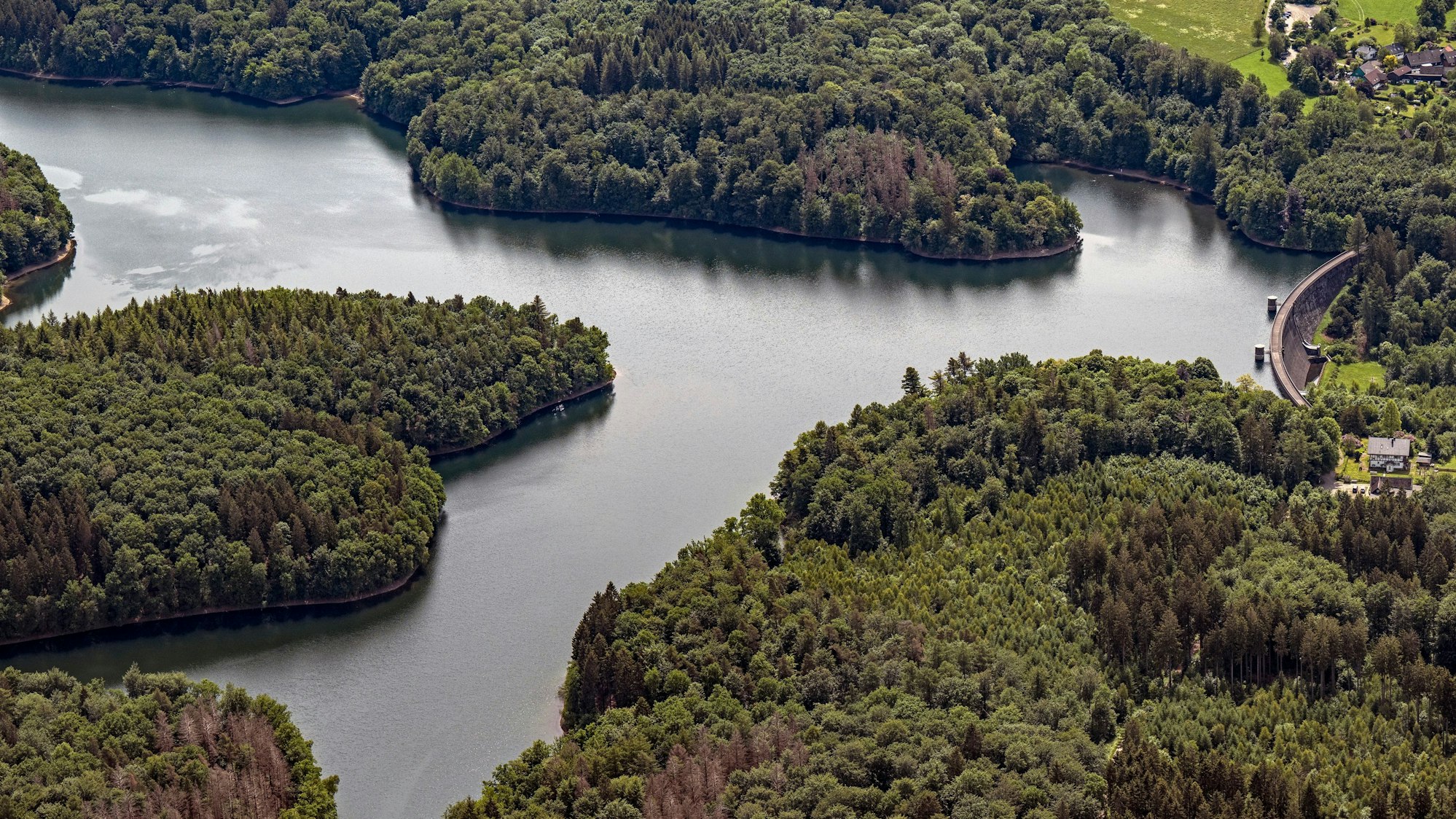 Auf dem Luftbild ist die Neyetalsperre in Wipperfürth zu sehen.