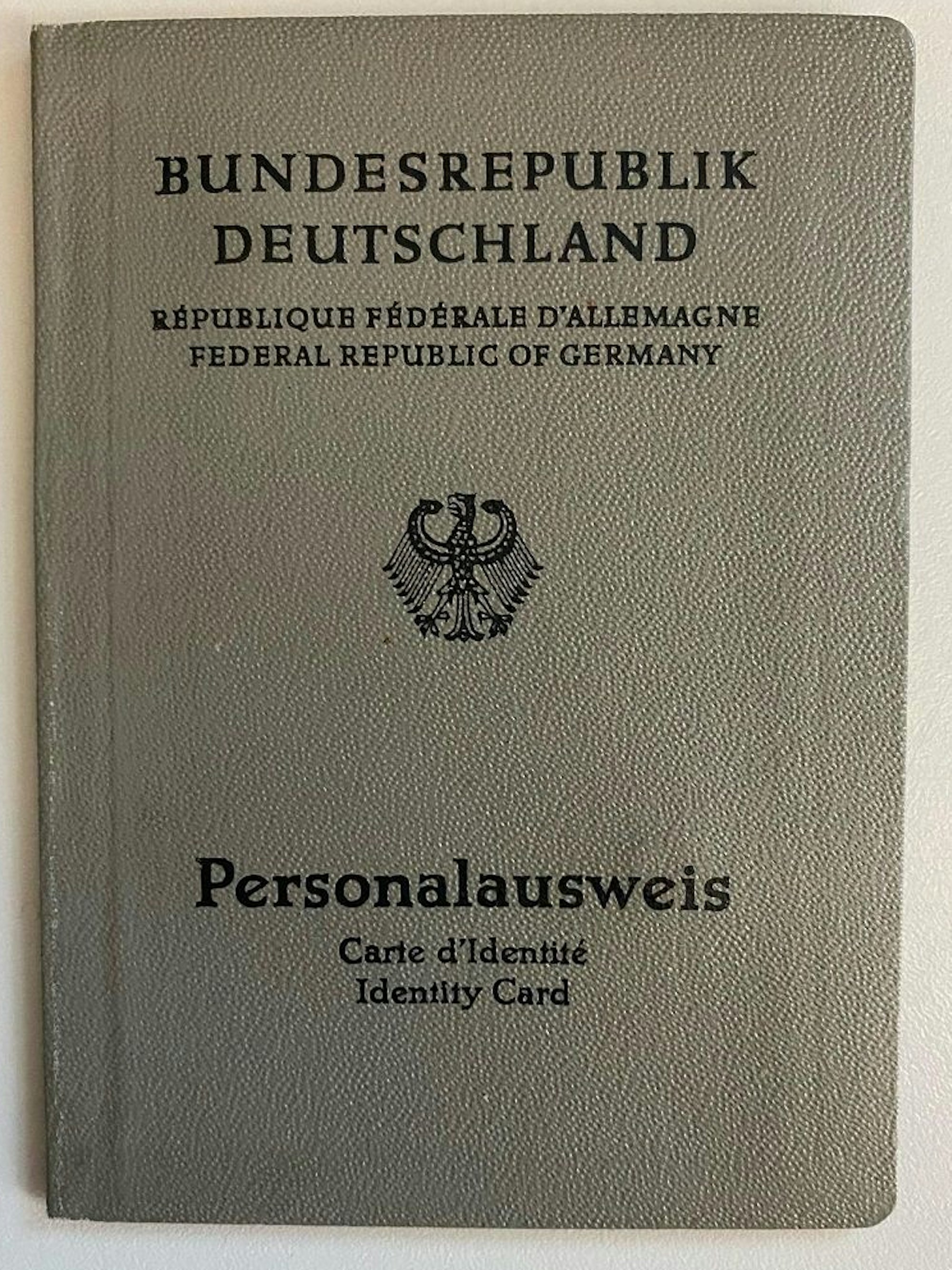 Das Foto zeigt den alten Personalausweis, der seit Jahrzehnten abgelaufen ist.