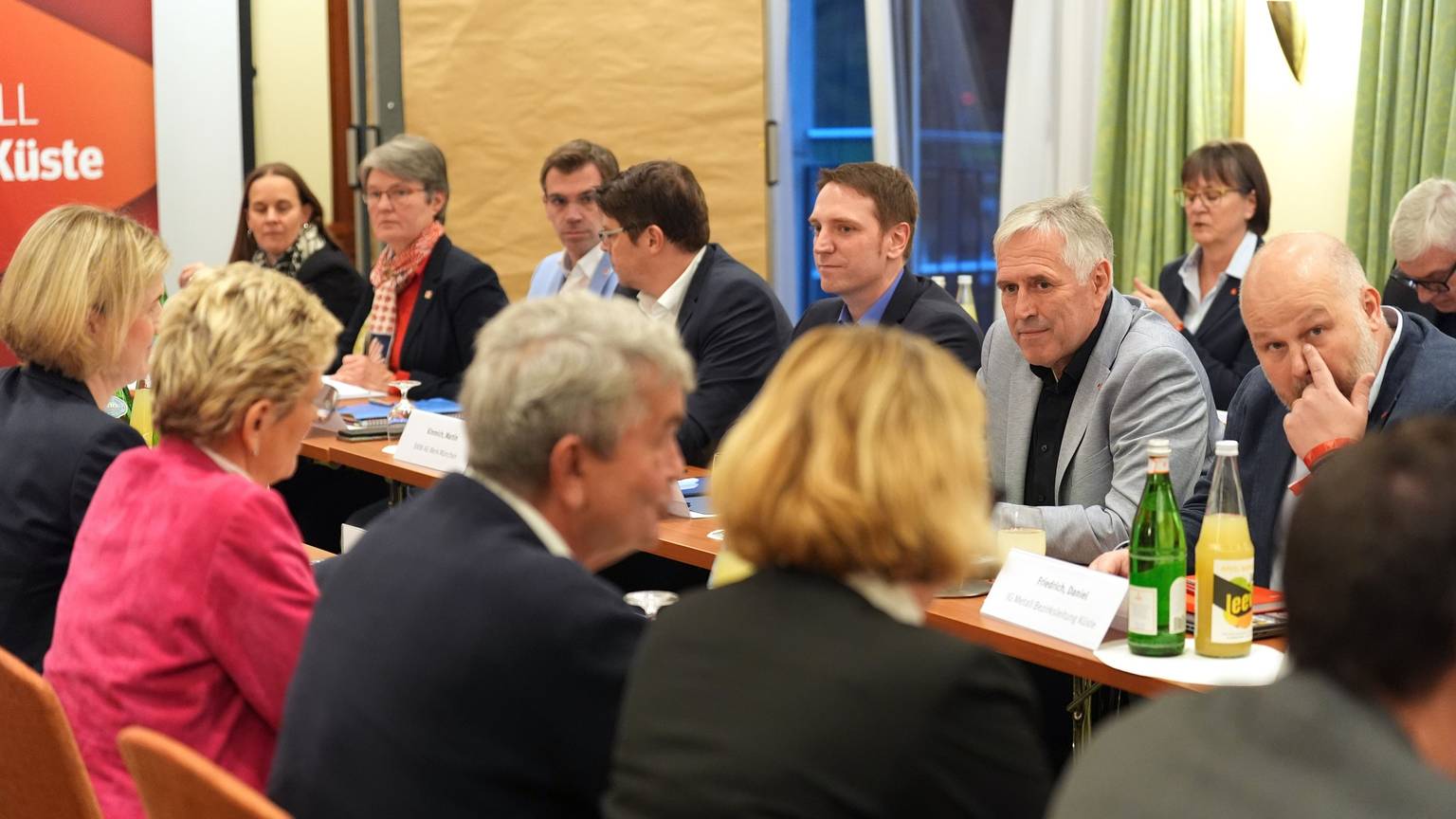 Arbeitgeber und die Gewerkschaft IG Metall haben sich auf einen Tarifabschluss für die deutsche Metall- und Elektroindustrie verständigt.