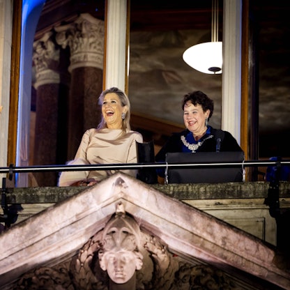 Königin Maxima und Bürgermeisterin Sharon Dijksma bei der Enthüllung der neuen Beleuchtung des Utrechter Domturms.