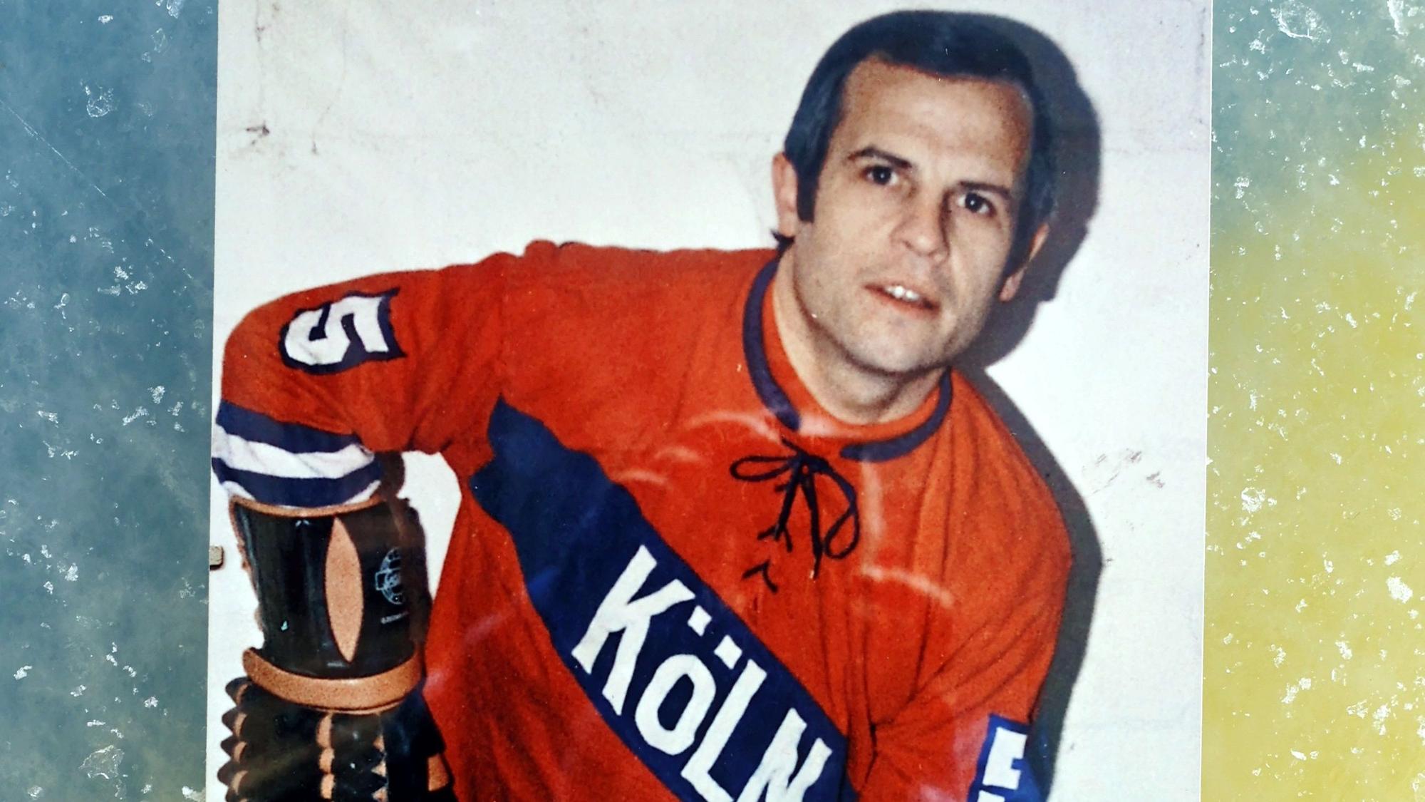 Zu sehen ist Helmut auf einer Fotografie im Dress des Kölner Eishockey-Clubs (KEC).