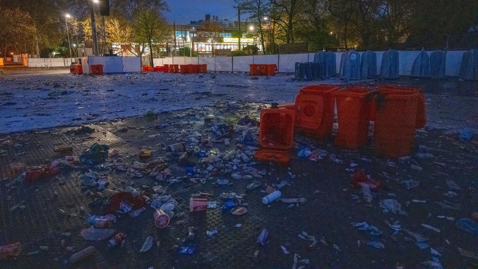 12.11.2024, Köln: Auf den Uni-Wiesen haben die Feiernden viel Müll hinterlassen. Hier haben gestern beim „Elften im Elften“, dem Start der Karnevalssession, tausende Menschen gefeiert. Am Morgen laufen die Aufräumarbeiten der Abfallwirtschaftsbetriebe (AWB). Foto: Uwe Weiser