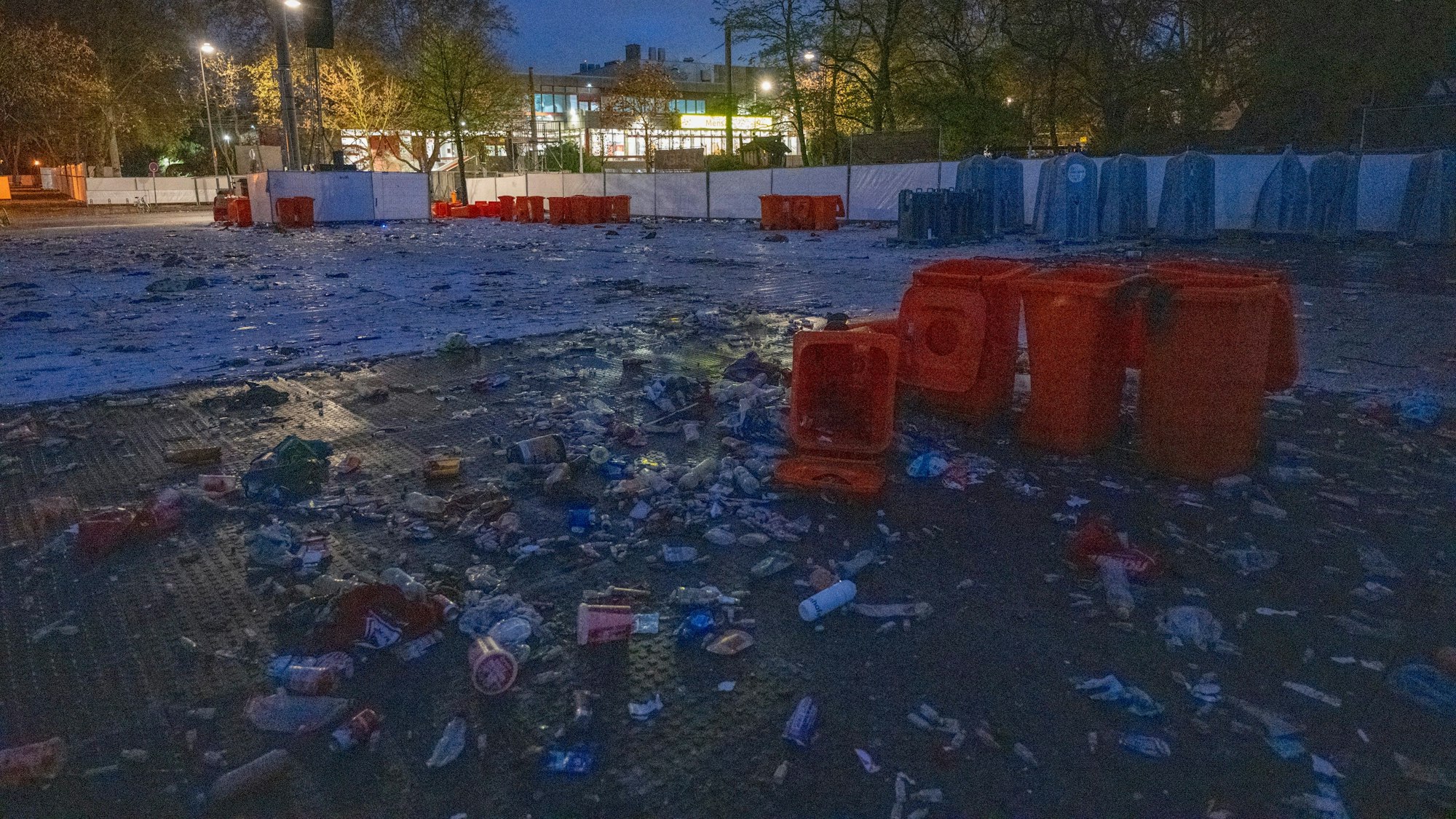 12.11.2024, Köln: Auf den Uni-Wiesen haben die Feiernden viel Müll hinterlassen. Hier haben gestern beim „Elften im Elften“, dem Start der Karnevalssession, tausende Menschen gefeiert. Am Morgen laufen die Aufräumarbeiten der Abfallwirtschaftsbetriebe (AWB). Foto: Uwe Weiser