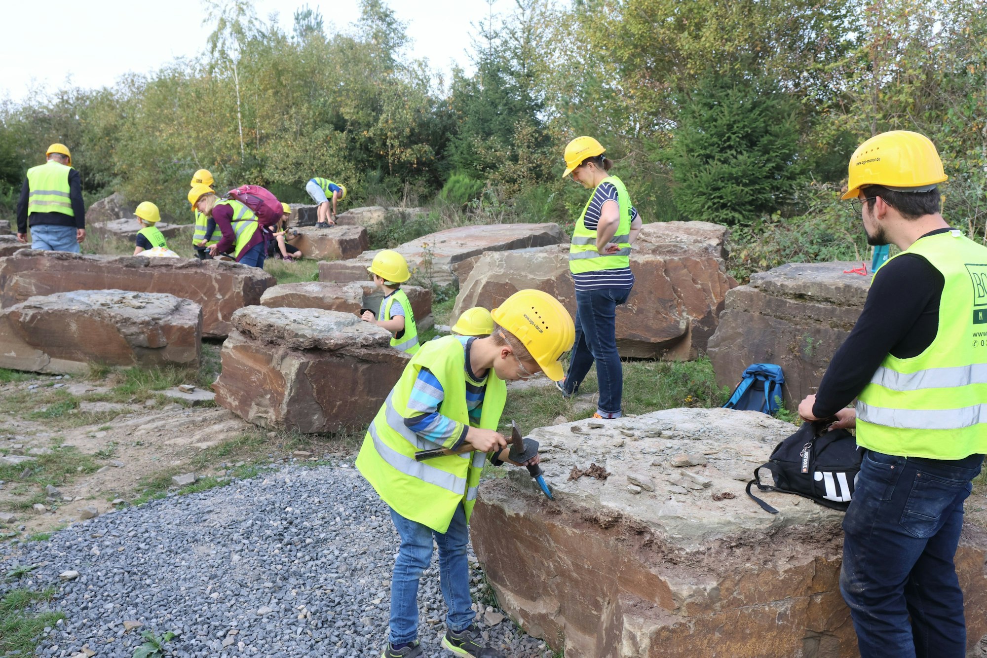 Fossiliensuche mit Hammer und Meißel in einem Lindlarer Grauwacke-Steinbruch.
