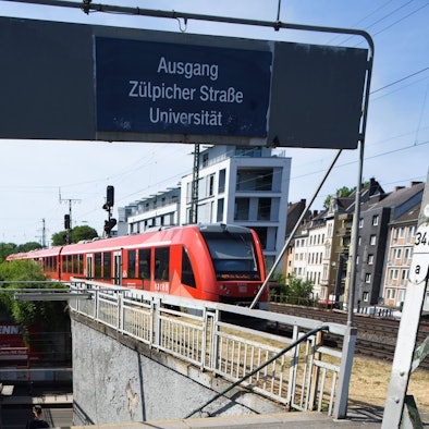 Zu sehen ist ein Zug, der vom Bahnhof Köln Süd abfährt.