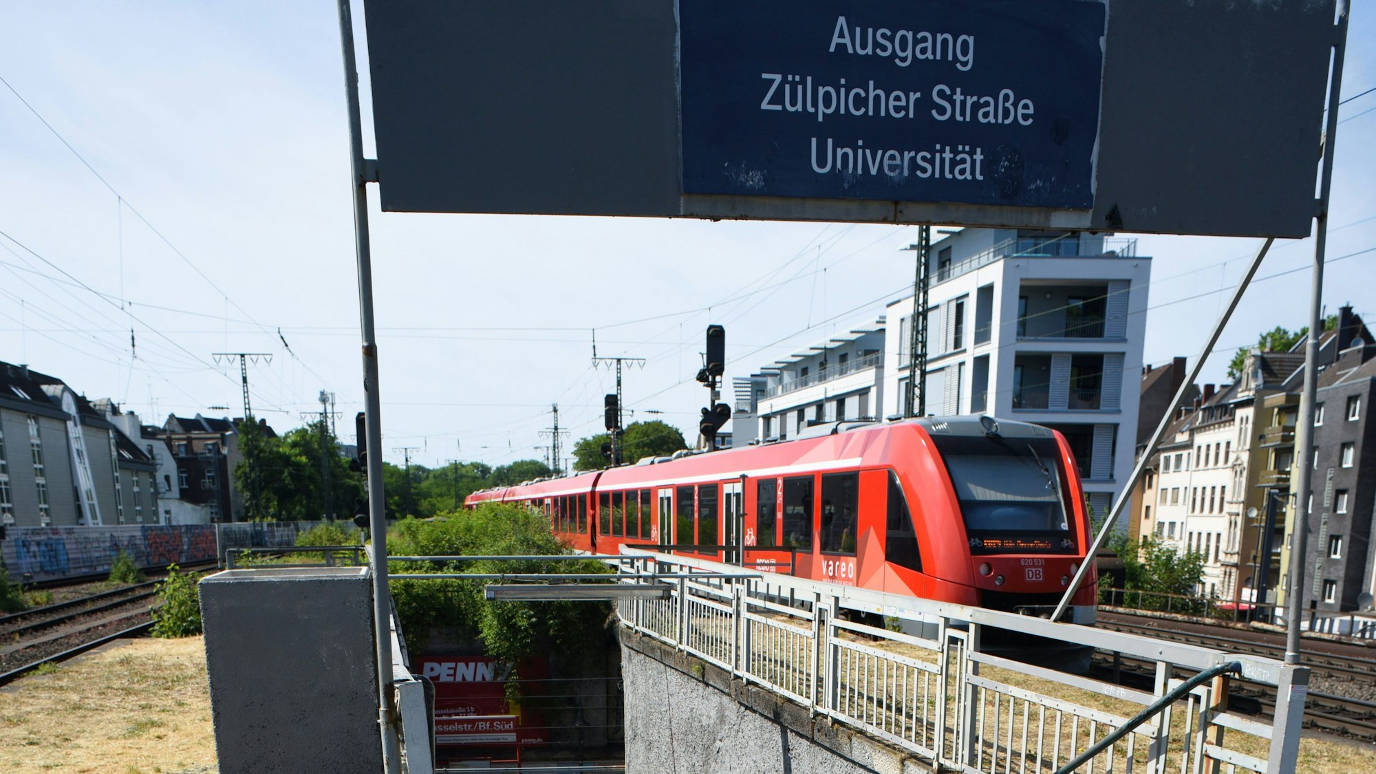 Zu sehen ist ein Zug, der vom Bahnhof Köln Süd abfährt.