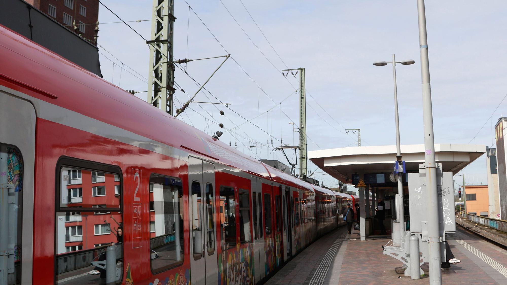 Zu sehen ist ein Zug und ein Gleis am Bahnhof Hansaring.