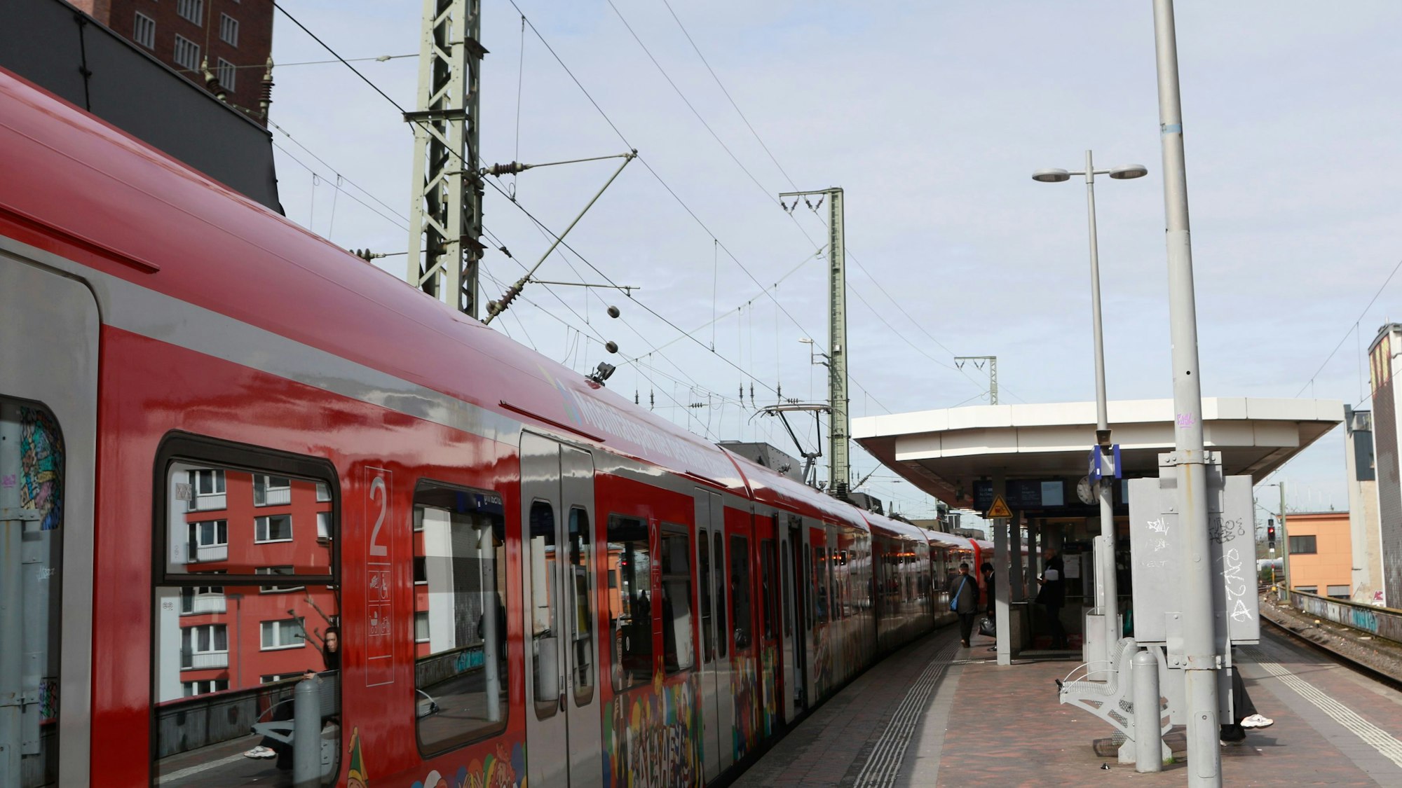 Zu sehen ist ein Zug und ein Gleis am Bahnhof Hansaring.