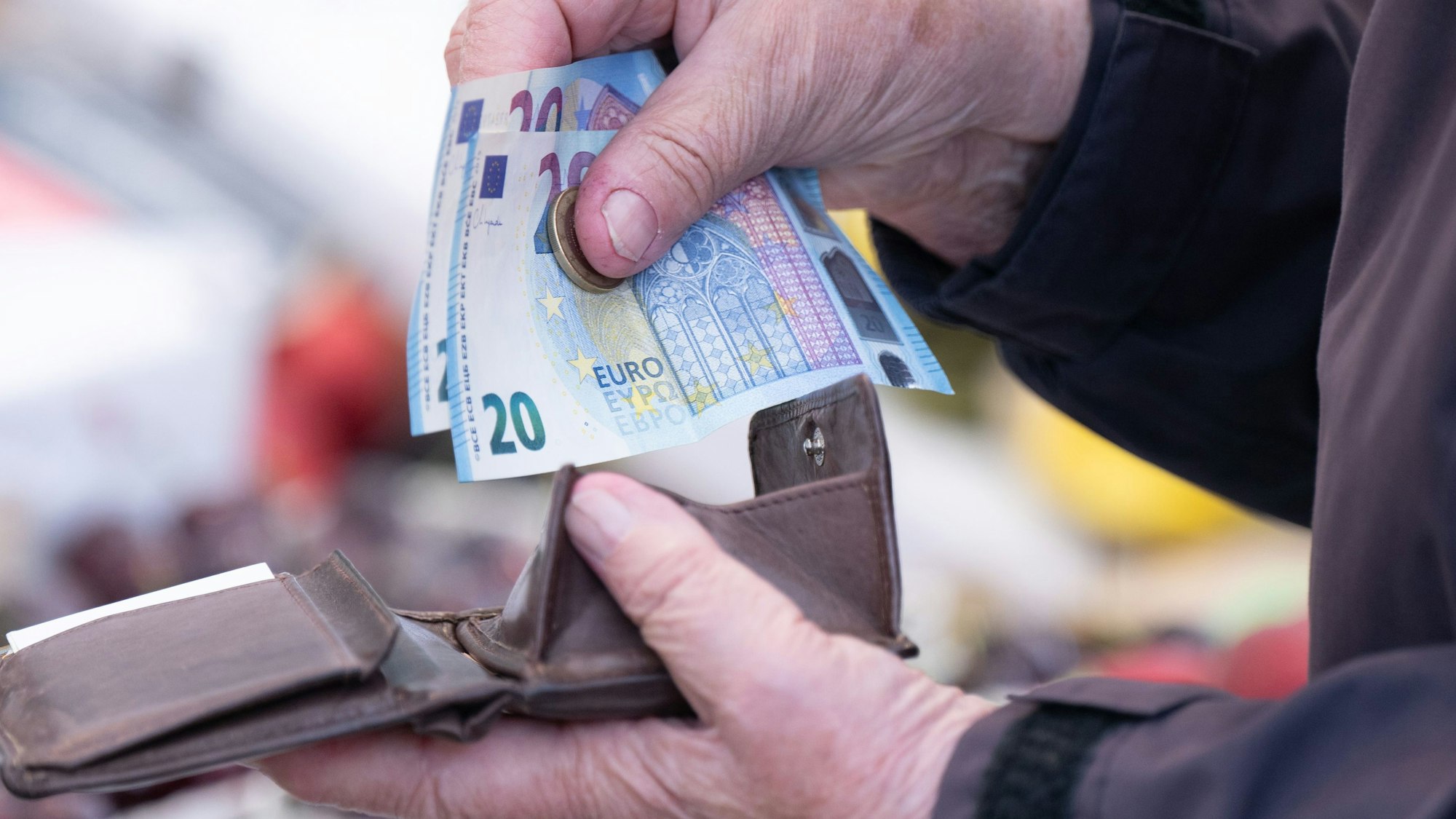 Wie locker sitzt das Portemonnaie bei den Oberbergerinnen und Oberbergern in diesem Jahr? Das erste Adventswochenende sei vielversprechend, aber zurückhaltend verlaufen, heißt es.