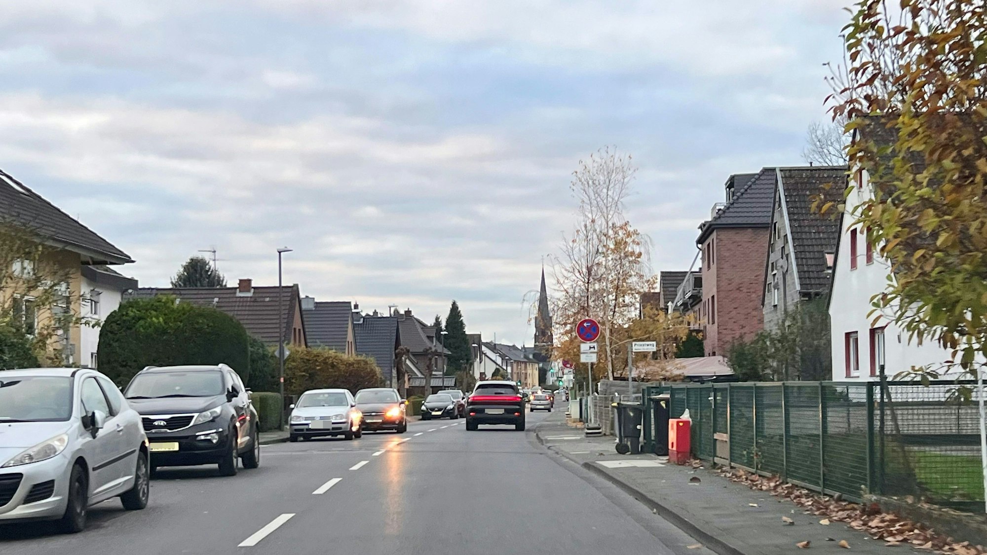 In Fahrtrichtung Zündorf hat sich die Bezirksvertretung mehrheitlich für ein Parkverbot auf der Wahner Straße ausgesprochen.