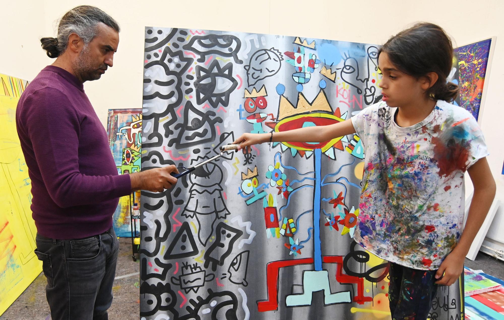 Mikail mit Vater Kerem Akar in seinem Atelier in Ehrenfeld.