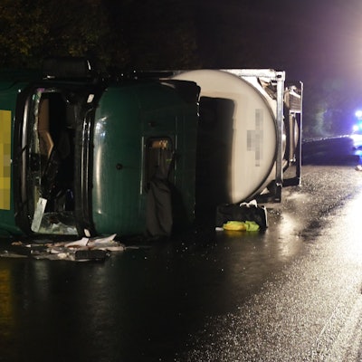 Ein Tanklaster liegt auf der Seite.